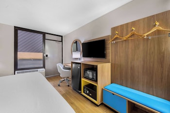 Room, 1 King Bed, Accessible, Smoking (Mobility/Hearing Impaired)