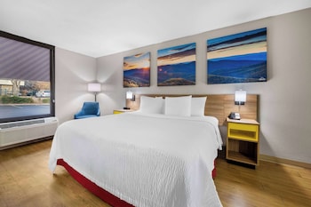 Room, 1 King Bed, Smoking