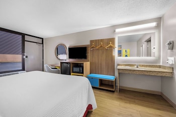 Room, 1 King Bed, Accessible, Smoking (Mobility/Hearing Impaired)
