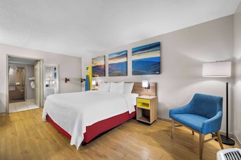 Room, 1 King Bed, Accessible, Smoking (Mobility/Hearing Impaired)
