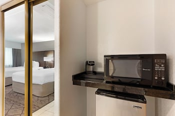 Standard Room, 2 Queen Beds, Non Smoking, Pool View
