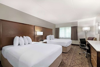 Standard Room, 2 Queen Beds, Non Smoking, Pool View