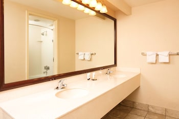 Standard Room, 2 Queen Beds, Non Smoking, Poolside