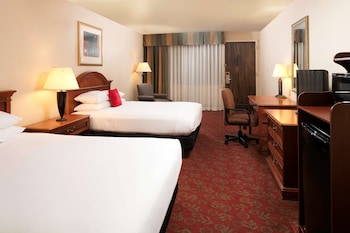 Standard Room, 2 Queen Beds, Non Smoking, Poolside