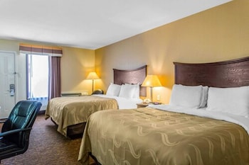 Standard Room, Multiple Beds, Non Smoking (3 Queen Beds, Pet Friendly)