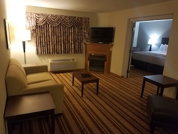 Suite 1 King Bed with Pull out couch with Hot Tub and with Kitchen