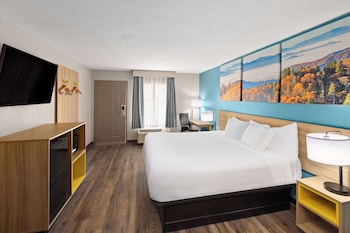 Standard Room, 1 King Bed, Accessible, Smoking