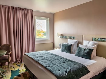 Superior Room, 1 Queen Bed (Forest View)