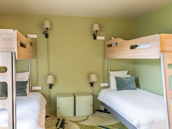 Room, Multiple Beds (Tribe)