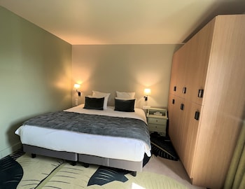 Room, Multiple Beds (Tribe)