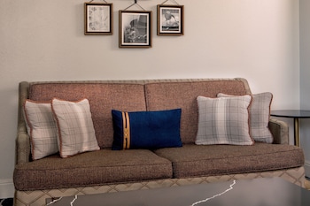 Room, 1 King Bed with Sofa bed, Corner (Mobility Accessible, Tub, View)