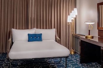 Room, 1 King Bed with Sofa bed, Corner (Mobility Accessible, Tub, View)