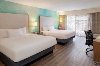 Room, 2 Queen Beds, Hearing Accessible (Roll-in Shower)