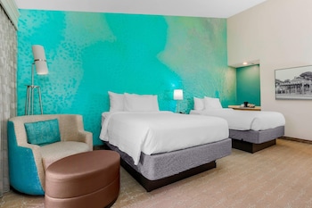 Room, 2 Queen Beds, Hearing Accessible (Roll-in Shower)