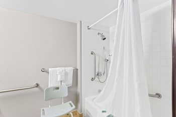 Standard Room, 2 Double Beds, Accessible, Bathtub