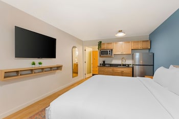 Standard Room, 1 King Bed, Non Smoking, Kitchenette