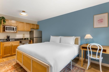 Standard Room, 1 King Bed, Accessible, Kitchenette