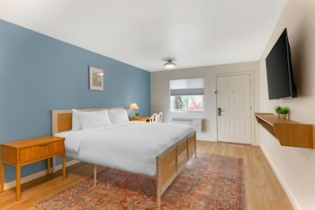Standard Room, 1 King Bed, Non Smoking, Kitchenette