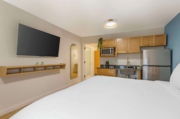 Standard Room, 1 King Bed, Accessible, Kitchenette