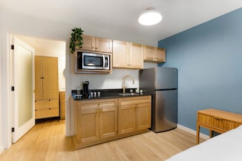 Standard Room, 1 King Bed, Accessible, Kitchenette