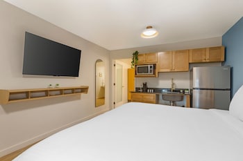 Standard Room, 1 King Bed, Accessible, Kitchenette