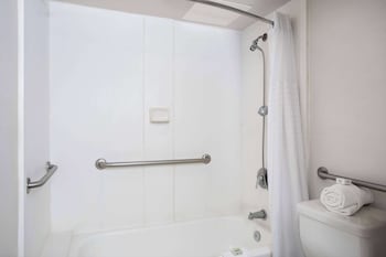 Room, 1 King Bed, Accessible, Non Smoking (Mobility/Hearing/Tub w/ Grab Bars)