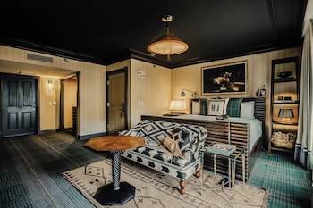 Deluxe Room, 1 King Bed, Hearing Accessible (Mobility/Hearing with Roll-In Shower)