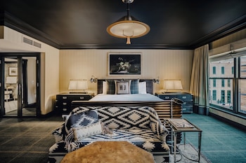 Junior Suite, 1 King Bed, Hearing Accessible (Mobility/Hearing with Tub)