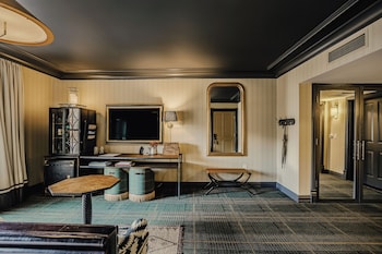 Deluxe Room, 1 King Bed, Hearing Accessible (Mobility/Hearing with Roll-In Shower)