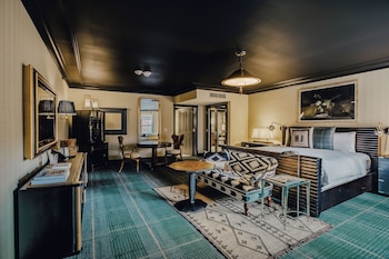 Junior Suite, 1 King Bed, Hearing Accessible (Mobility/Hearing with Tub)