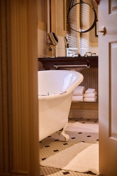 Suite, 3 Bedrooms (Residential)