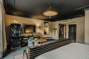 Deluxe Room, 1 King Bed, Hearing Accessible (Mobility/Hearing with Roll-In Shower)