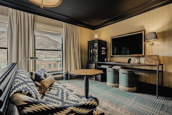 Deluxe Room, 1 King Bed, Hearing Accessible (Mobility/Hearing with Roll-In Shower)