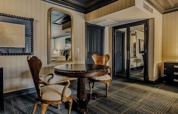 Junior Suite, 1 King Bed, Hearing Accessible (Mobility/Hearing with Tub)