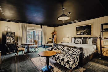 Junior Suite, Poolside