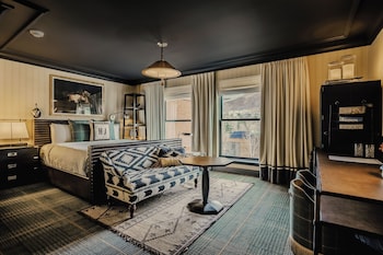 Deluxe Room, 1 King Bed, Hearing Accessible (Mobility/Hearing with Roll-In Shower)