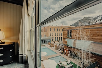 Junior Suite, 1 King Bed, Hearing Accessible, Poolside (Tub, Accessible)