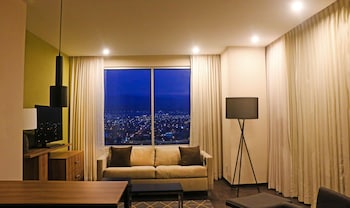 Suite, 1 King Bed (Courtyard Access)