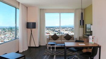 Suite, 1 King Bed (Courtyard Access)