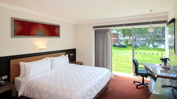 Standard Room, 1 King Bed (Courtyard Access)