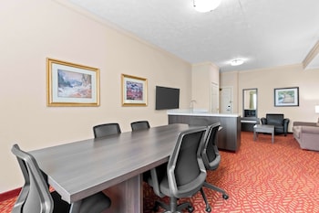 Suite, 1 King Bed, Non Smoking, Kitchenette (Living Room;with Sofabed)