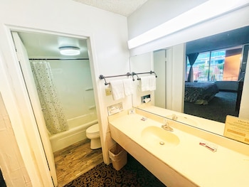 Standard Room, 1 Queen Bed