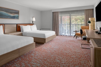 Room, 2 Queen Beds, Pool View