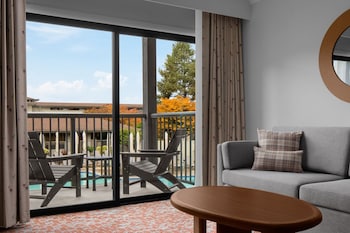 Room, 2 Queen Beds, Pool View