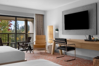 Room, 2 Queen Beds, Pool View