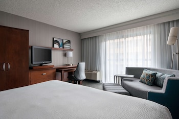 Room, 1 King Bed, Accessible (Balcony Mobility Tub)