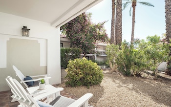 Room, 1 King Bed, Courtyard Area