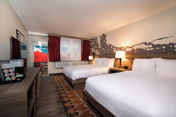 Standard Room, 2 Queen Beds, Pool View, Ground Floor