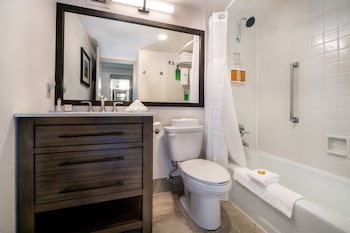 Standard Room, 2 Queen Beds (Tower 1)