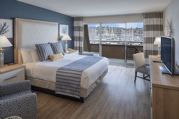 Standard Room, 1 King Bed, Balcony, Marina View